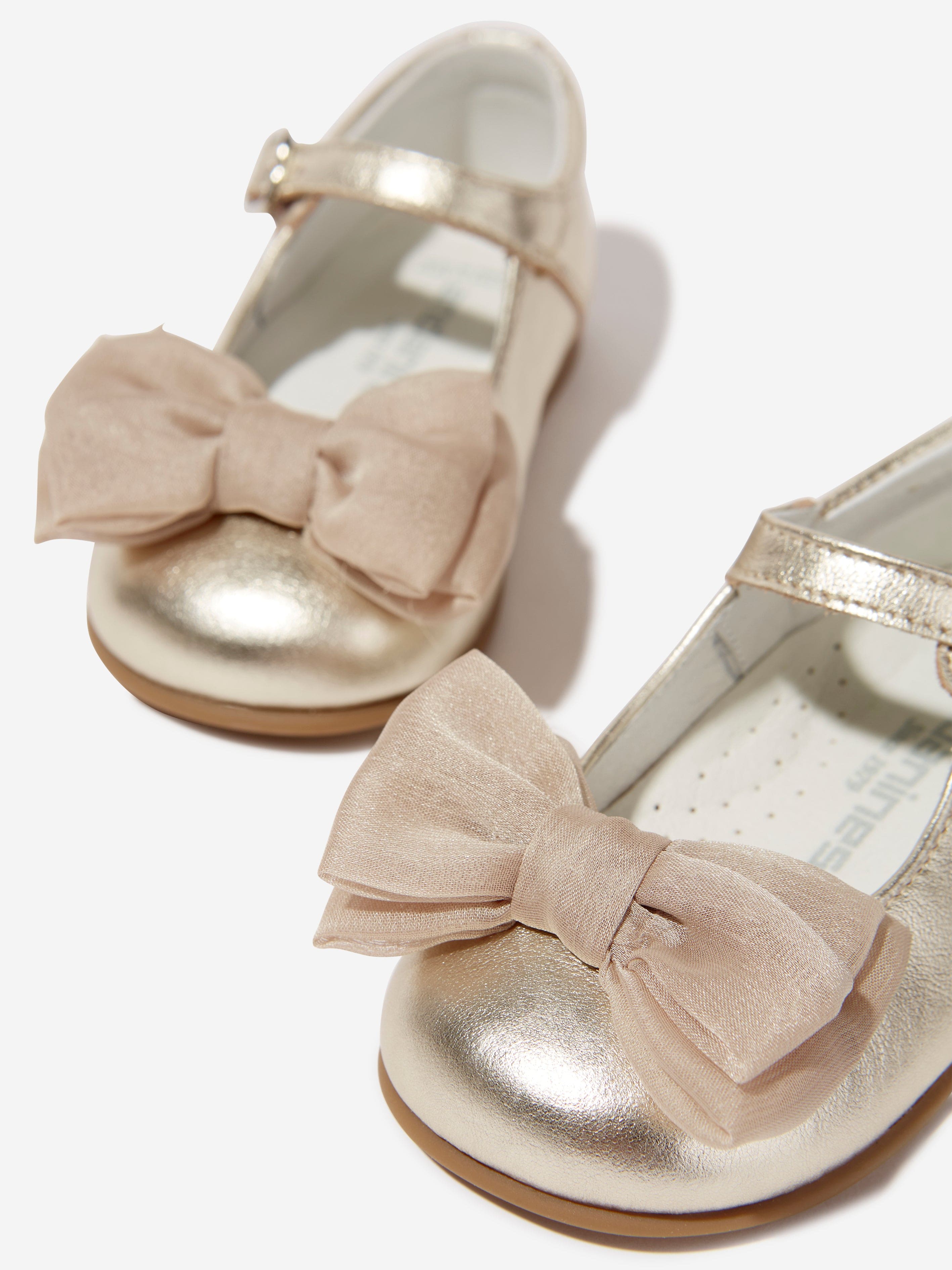 Andanines Girls Mary Jane Shoes With Bow in Gold