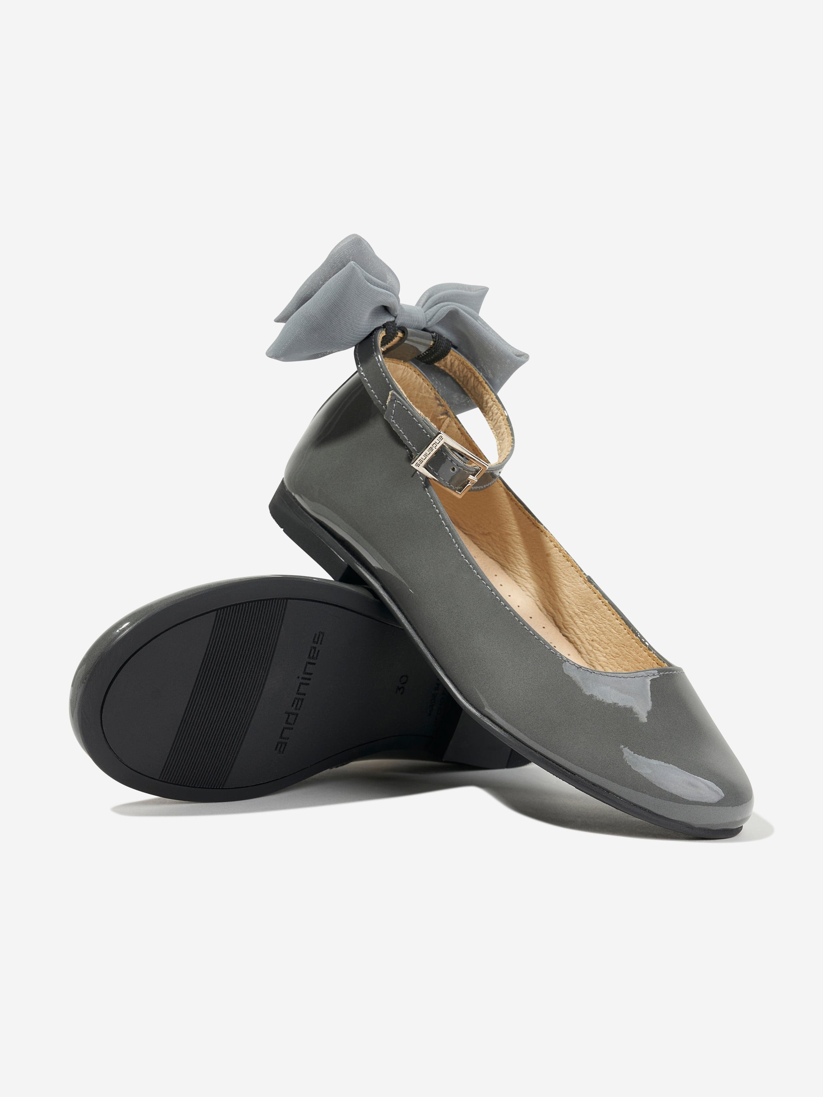 Andanines Girls Pumps With Removable Bow in Silver