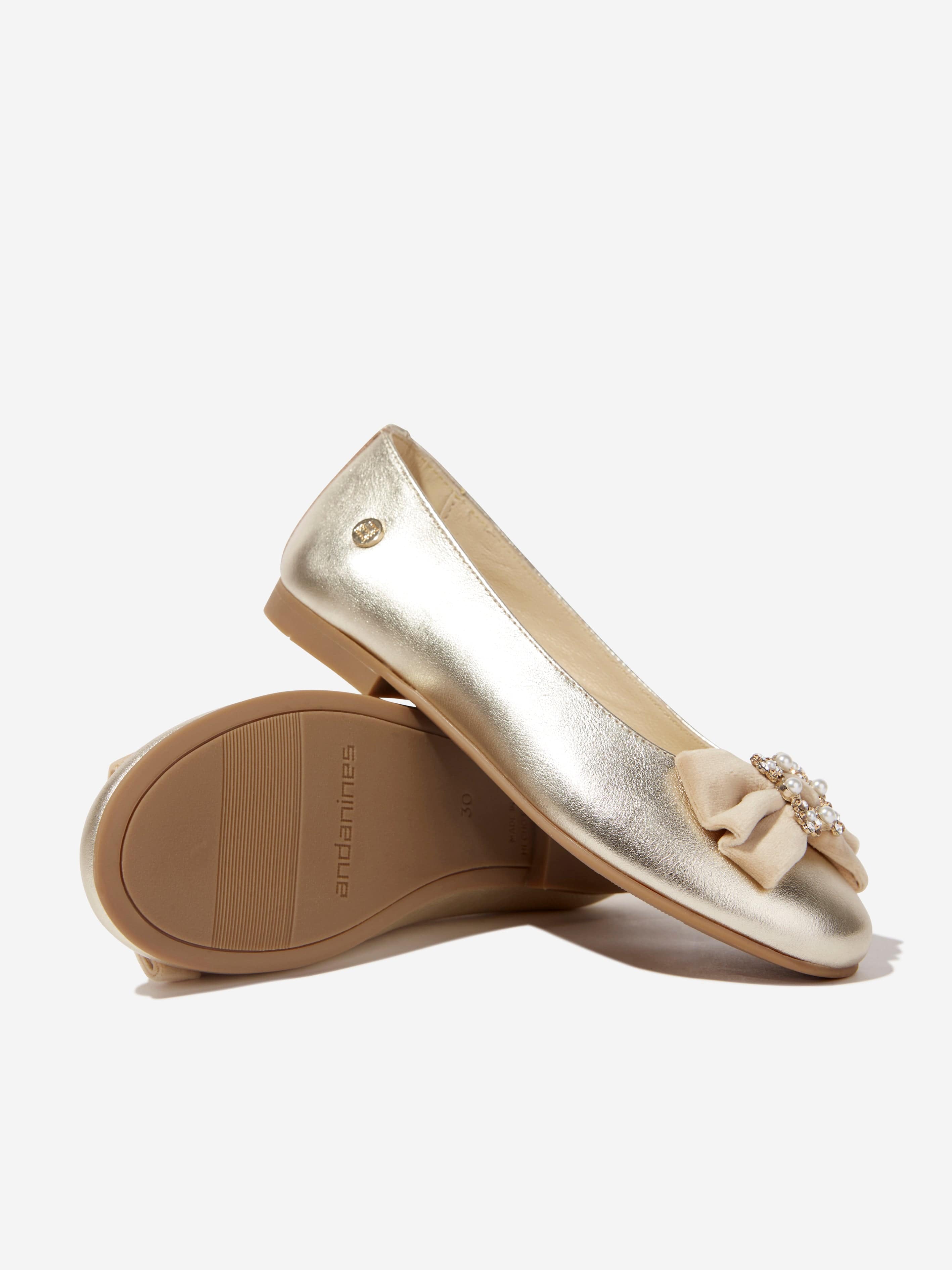 Andanines Girls Slip On Pumps in Gold