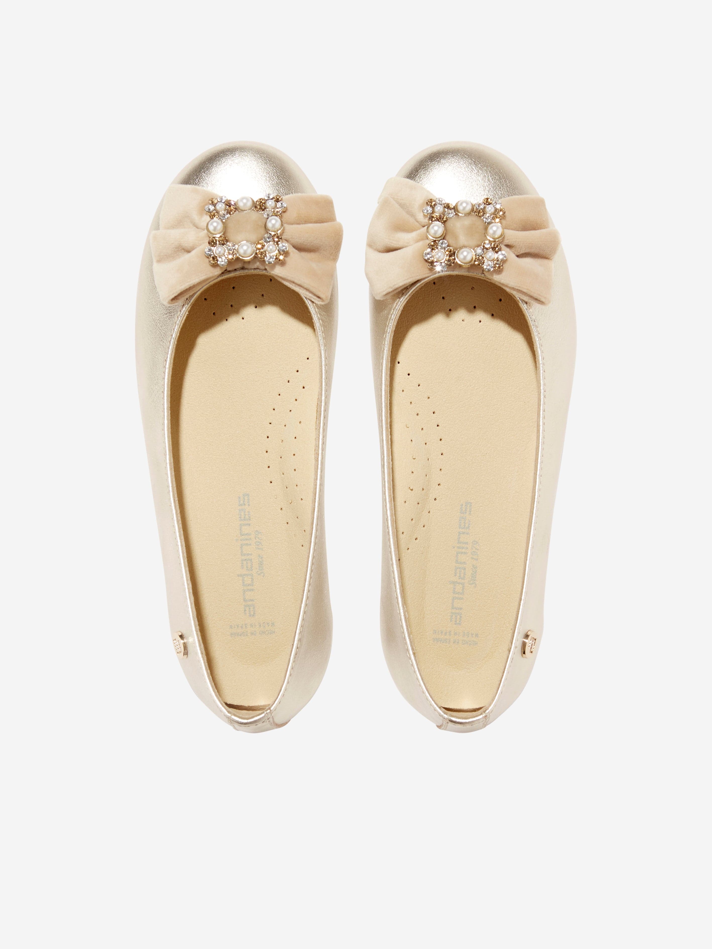 Andanines Girls Slip On Pumps in Gold