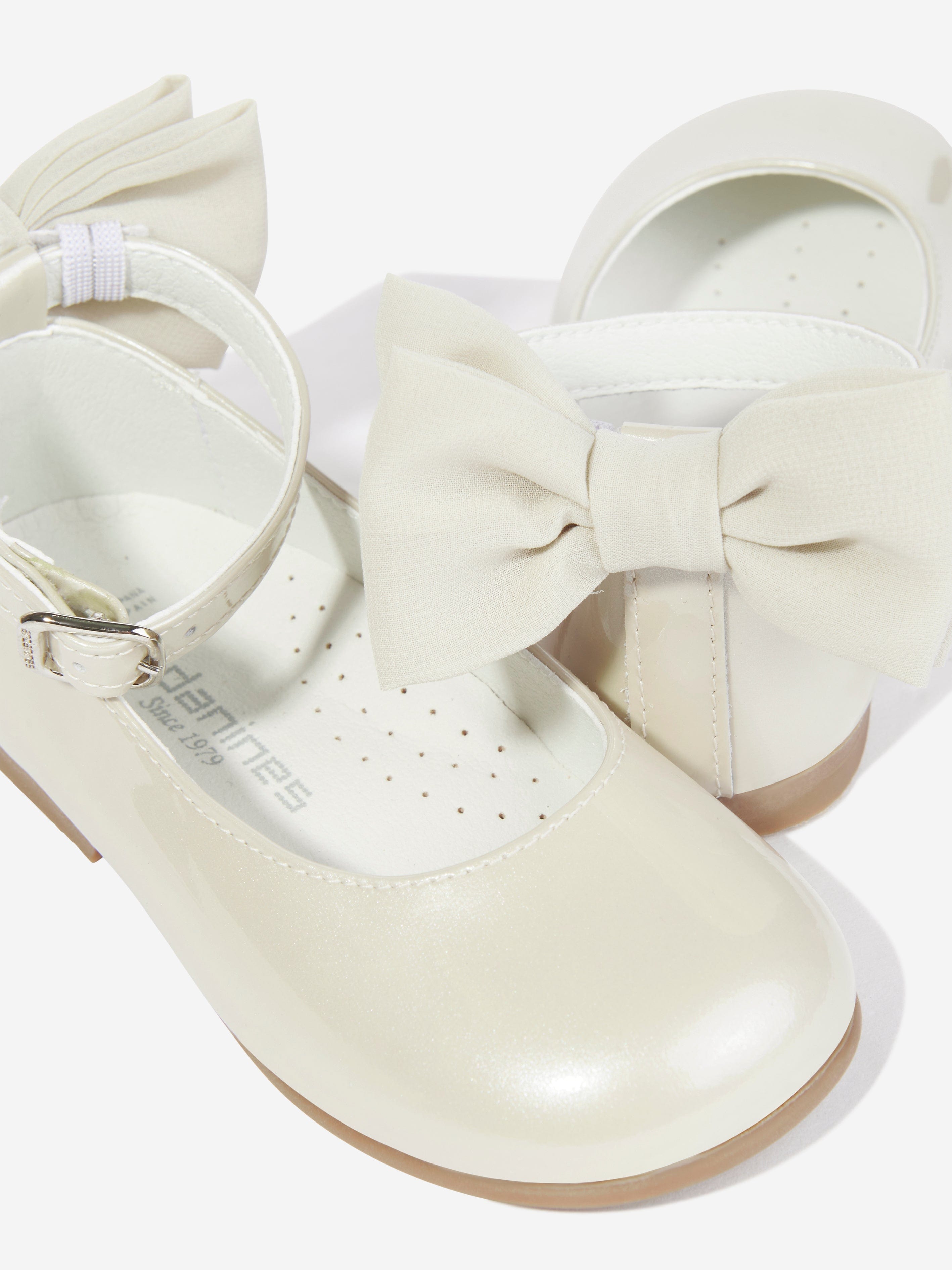 Andanines Girls Patent Leather Bow Shoes in Beige