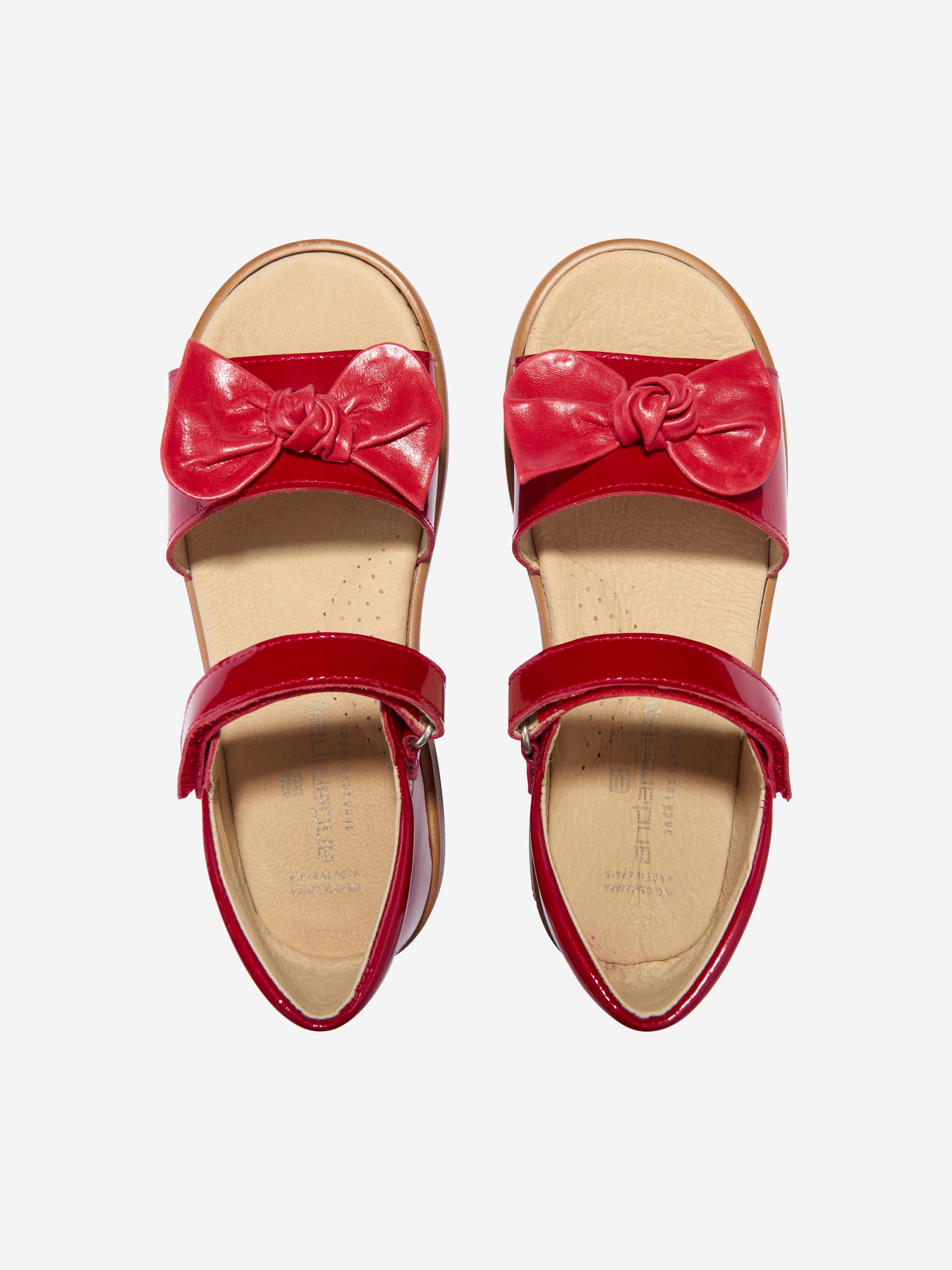 Andanines Girls Patent Leather Strap Sandals With Bow in Red