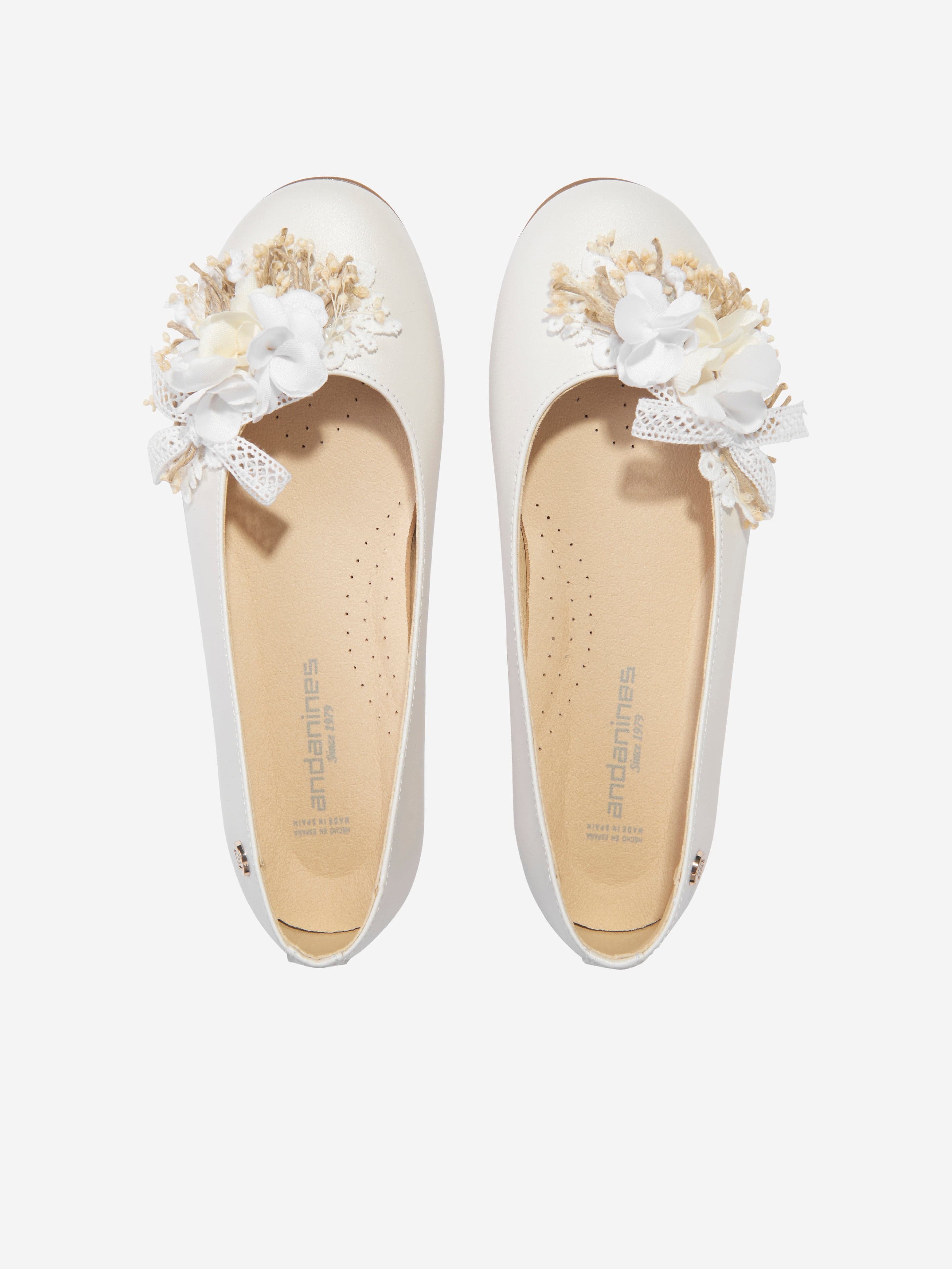 Andanines Girls Leather Flower Ballerina Pumps in Ivory