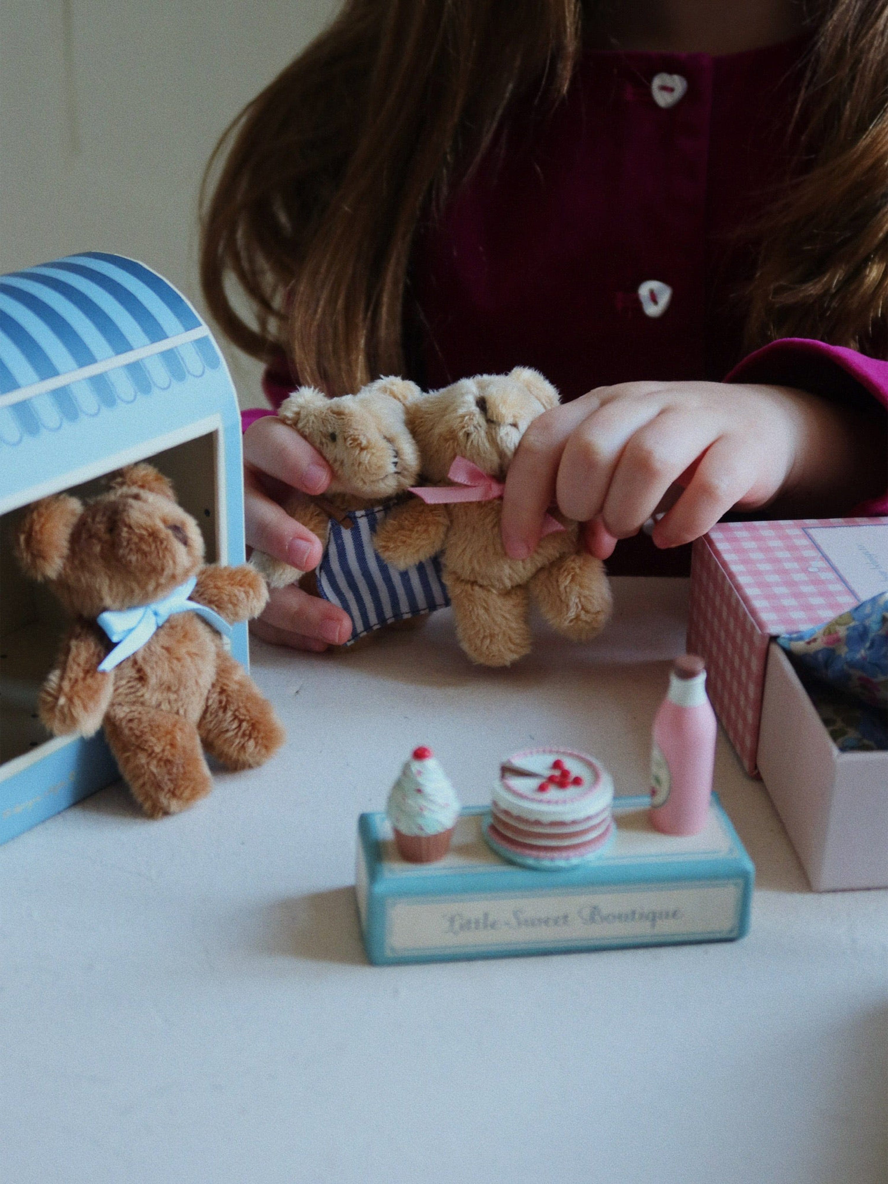 Konges Sløjd Miniature Teddy With Bed Set in Beige (11cm)