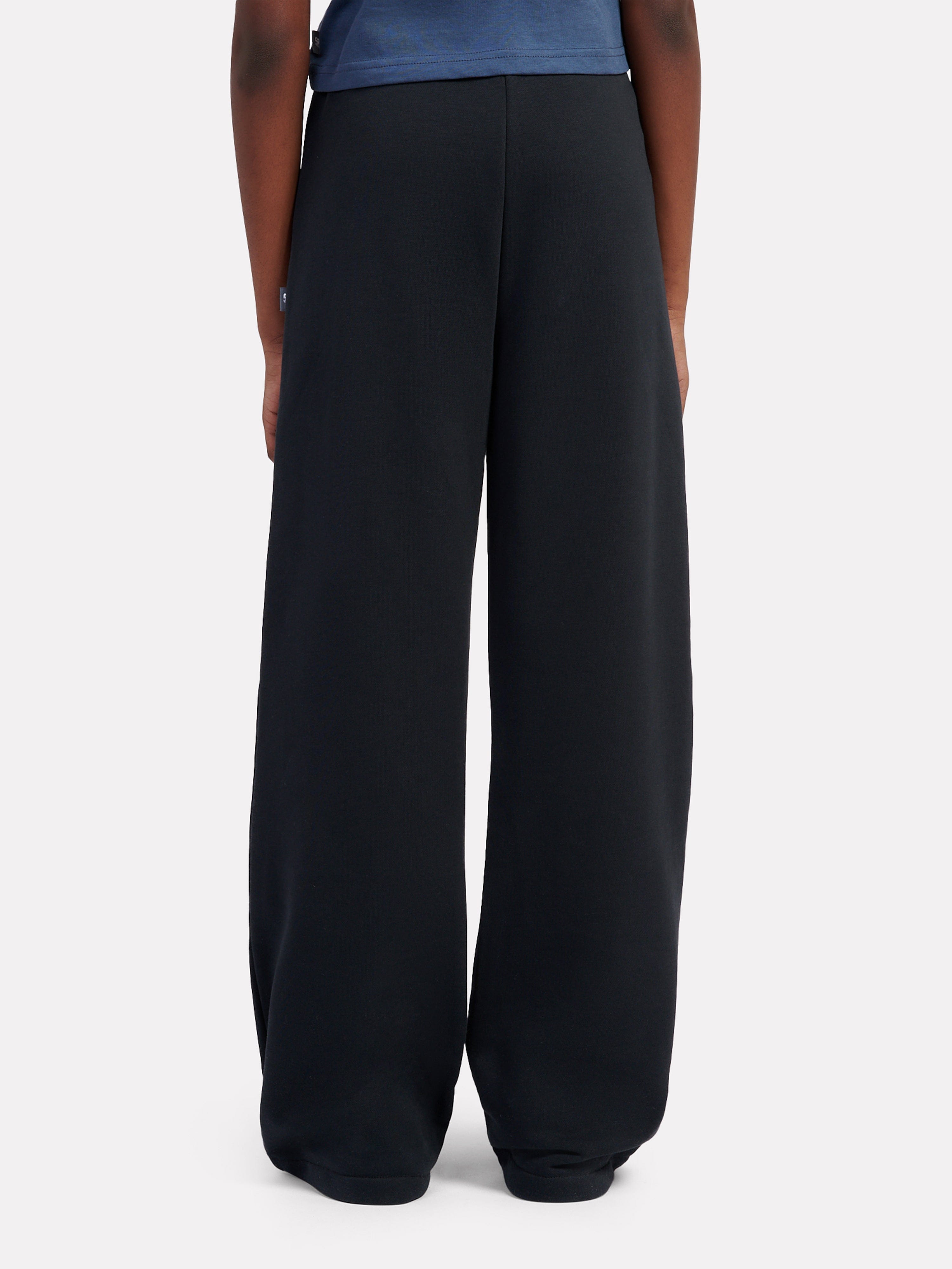 New Balance Girls FT Small Logo Wide Leg Joggers in Black