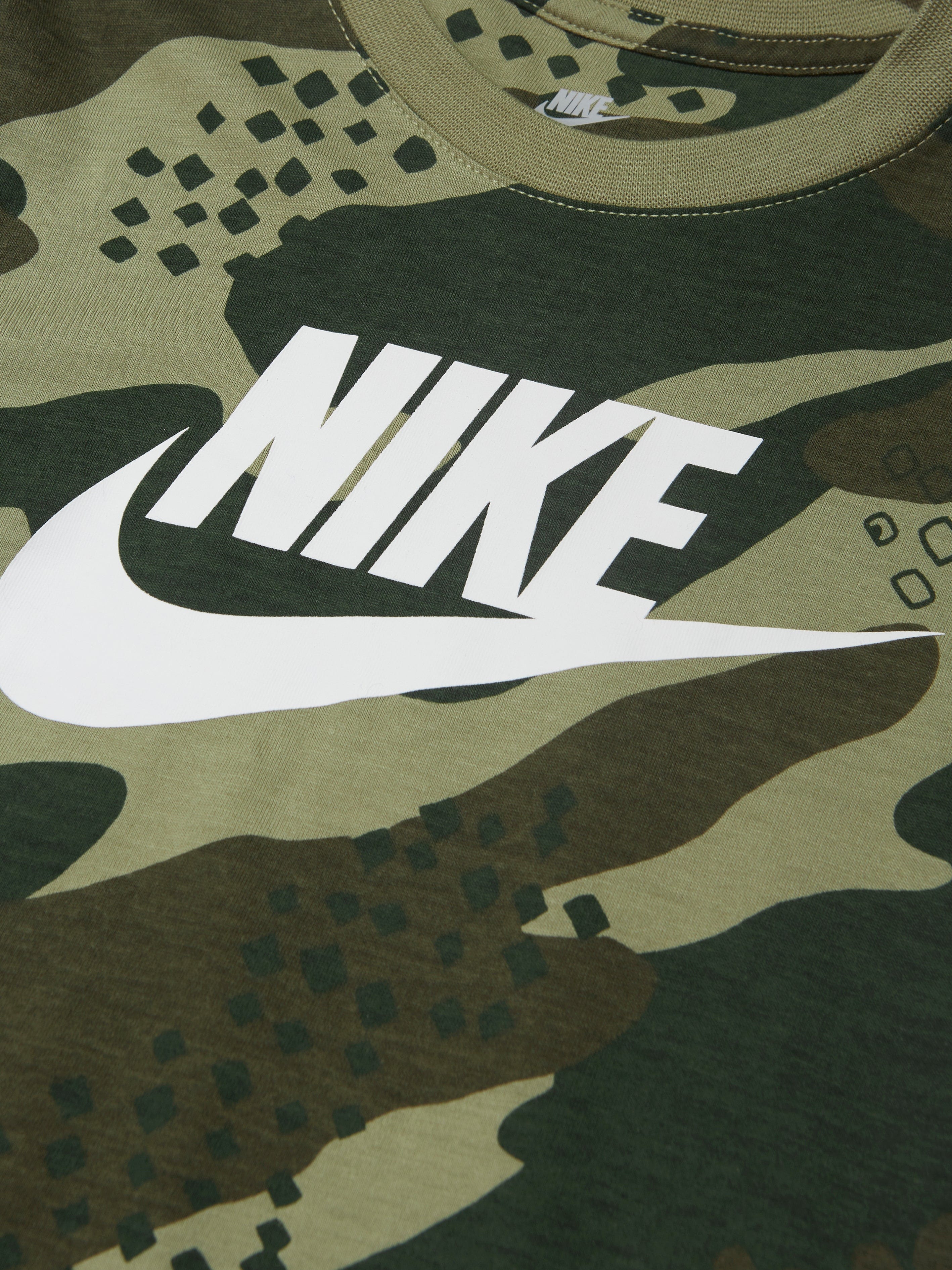 Nike Boys Club Seasonal Camo T-Shirt in Green