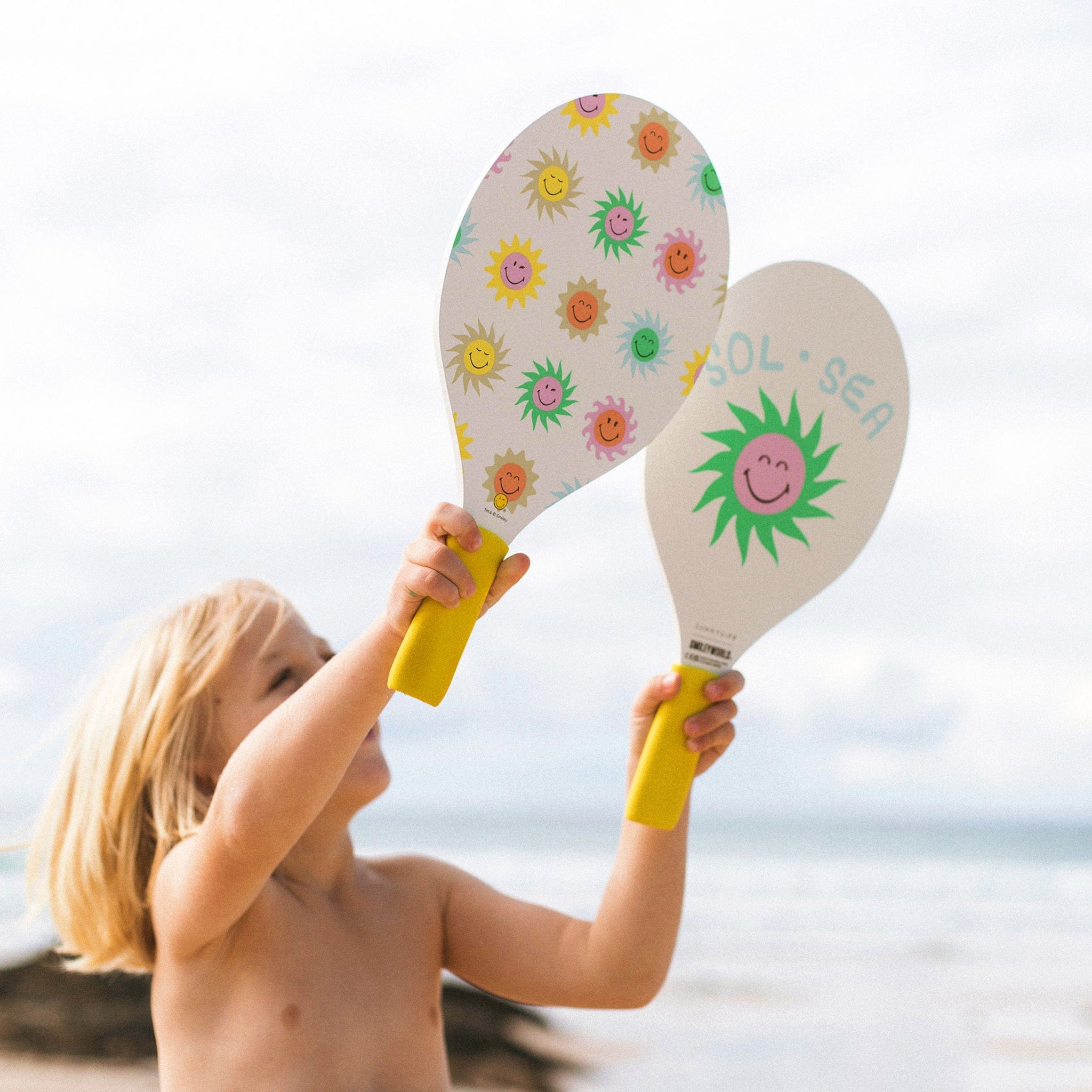 Sunnylife Kids Smiley World Beach Bats in Multicolour