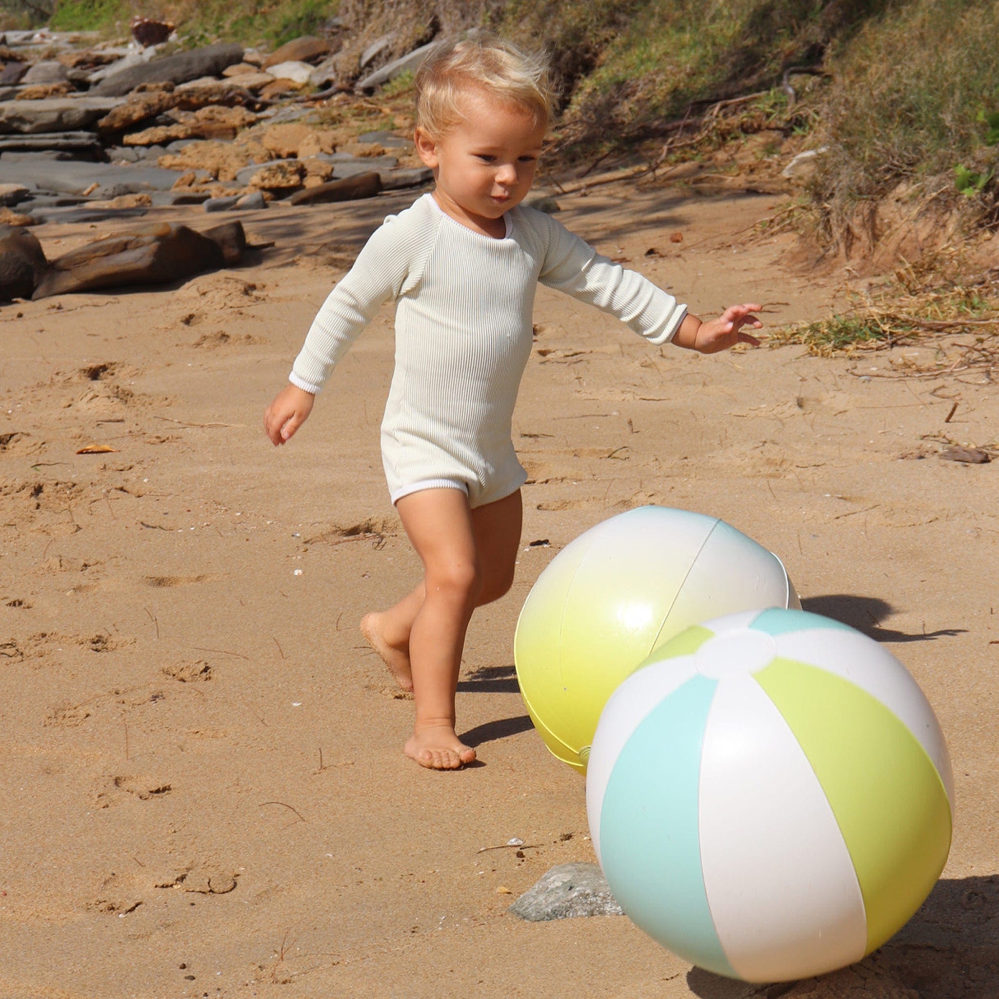 Sunnylife Kids Salty the Shark Set of 2 Inflatable Beach Balls Set in Multicolour (35cm)