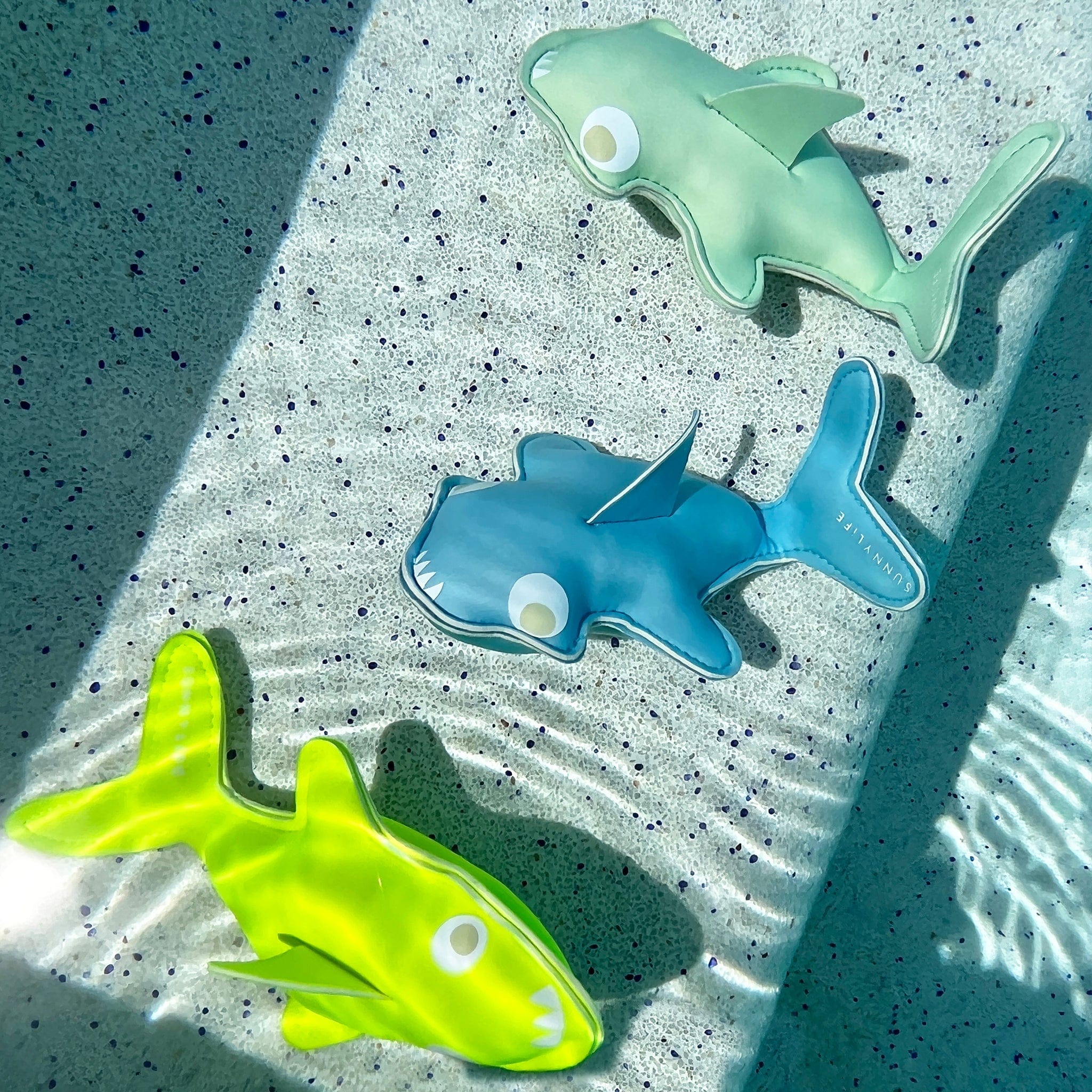 Sunnylife Kids Salty the Shark Set of 3 Dive Buddies in Multicolour (18cm)