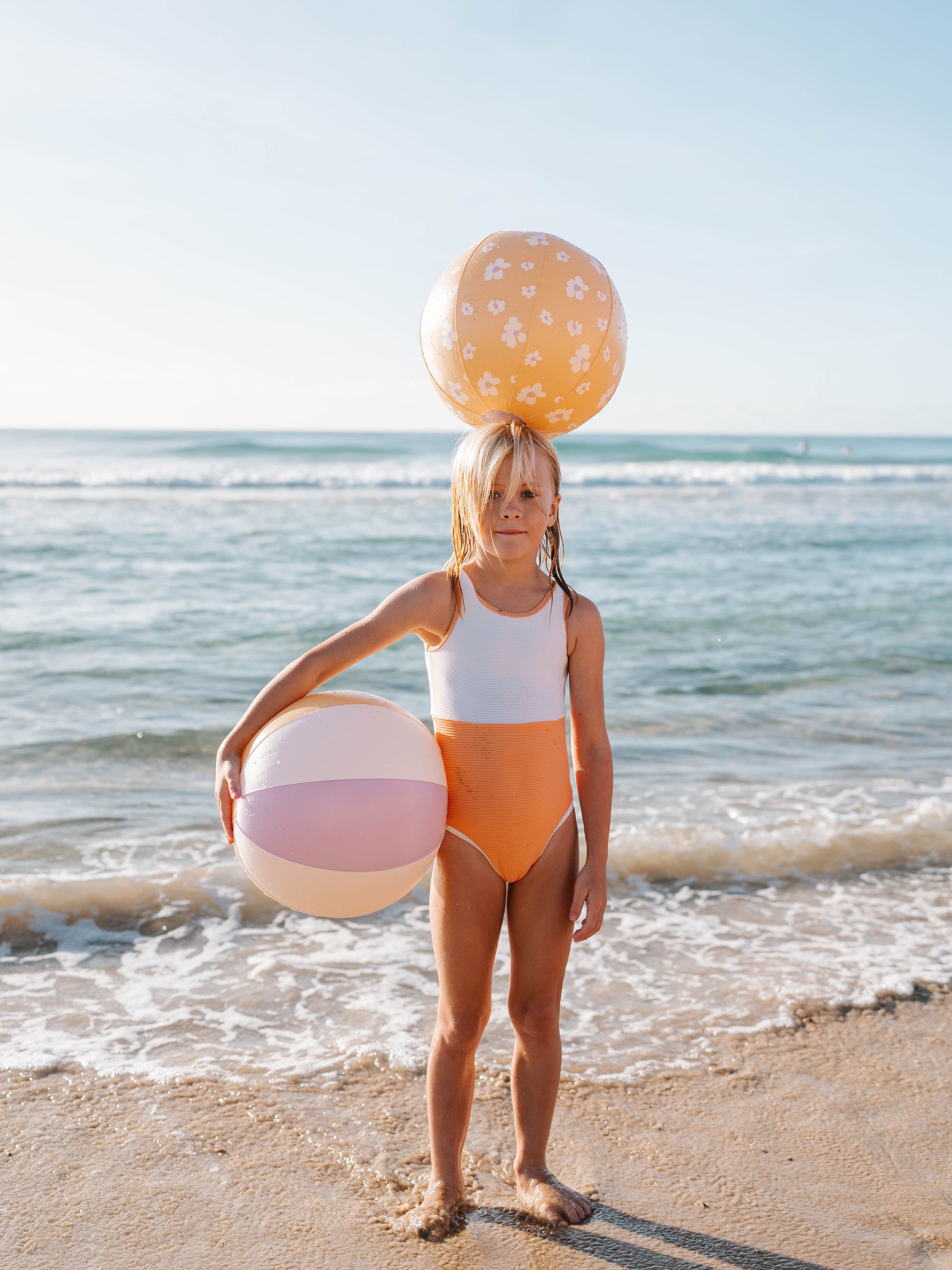 Sunnylife Girls  Princess Swan Set of 2 Inflatable Beach Balls Set in Multicolour (35cm)