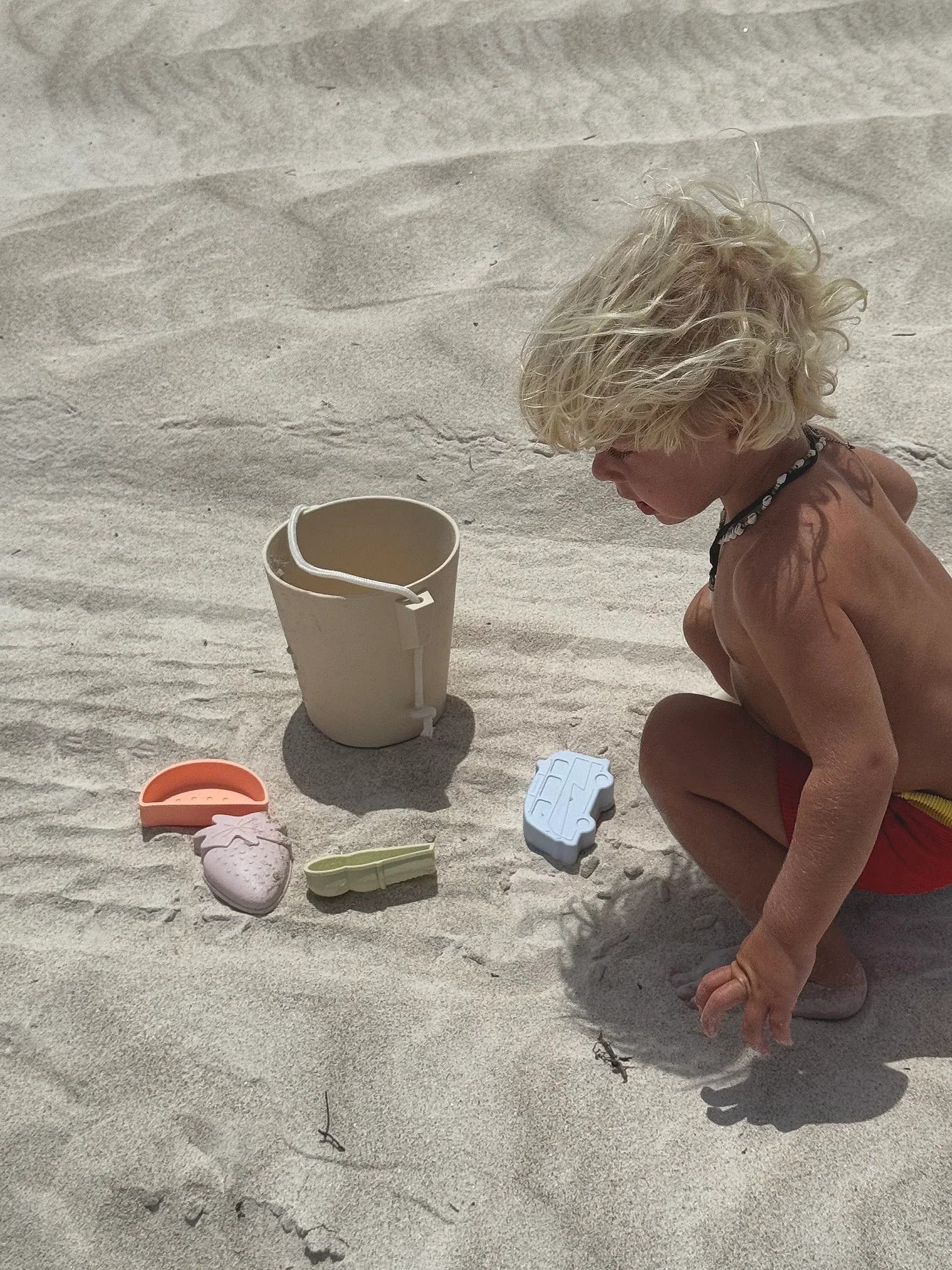 Sunnylife Kids Silicone Bucket & Spade Set Apple Sorbet in Multicolour (19.1cm)