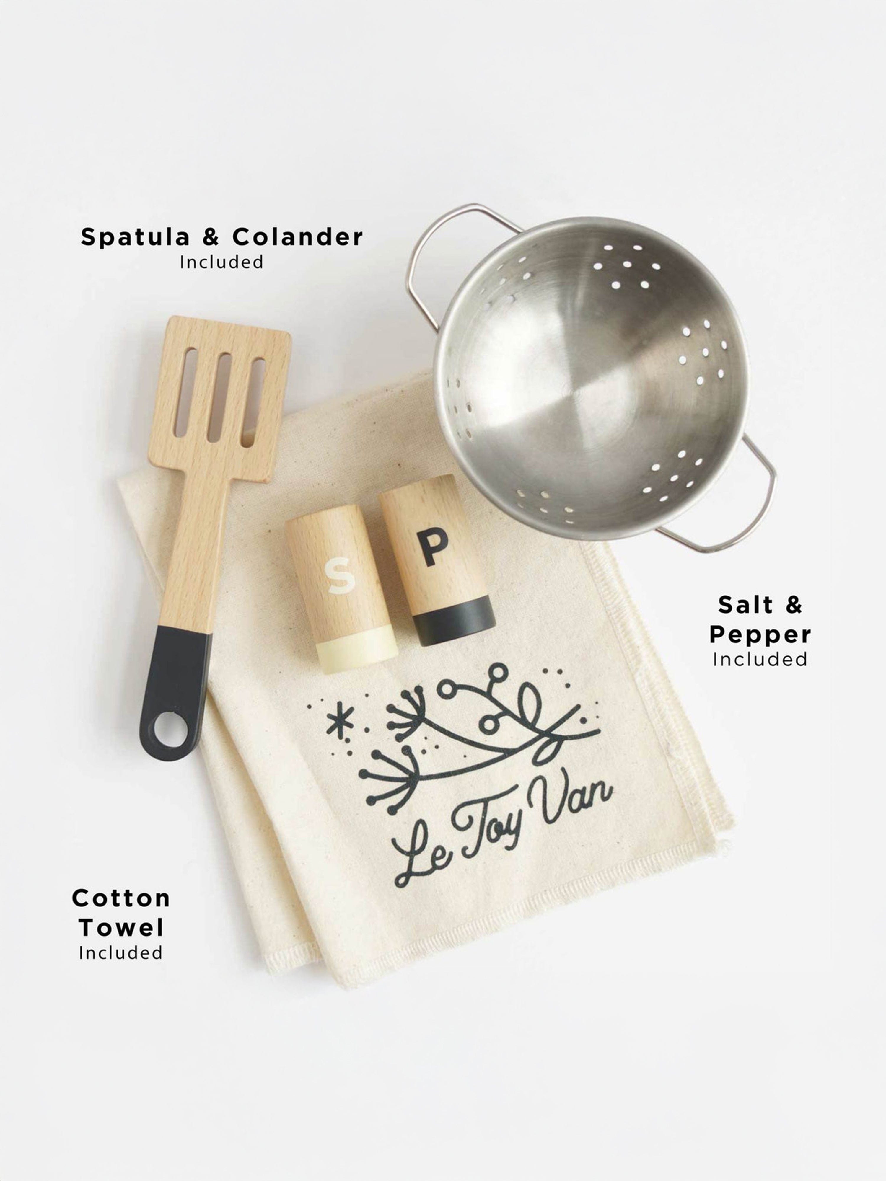 Le Toy Van Rattan Family Size Wooden Play Kitchen (W:84 x D:35 x H:81cm)